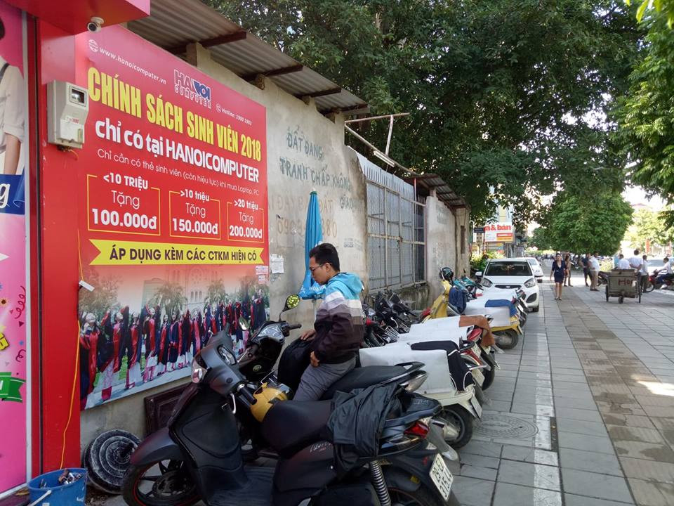 Bàn luận về việc rao bán đất giá cao tại mảnh đất nhỏ này, những người dân xung quanh khu vực này tiết lộ “Bên trong việc rao giá đất quá cao có khi ẩn chứa nhiều uẩn khúc mà chỉ những người trong gia đình mới biết được”.