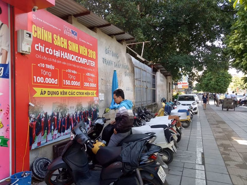 Bàn luận về việc rao bán đất giá cao tại mảnh đất nhỏ này, những người dân xung quanh khu vực này tiết lộ “Bên trong việc rao giá đất quá cao có khi ẩn chứa nhiều uẩn khúc mà chỉ những người trong gia đình mới biết được”.