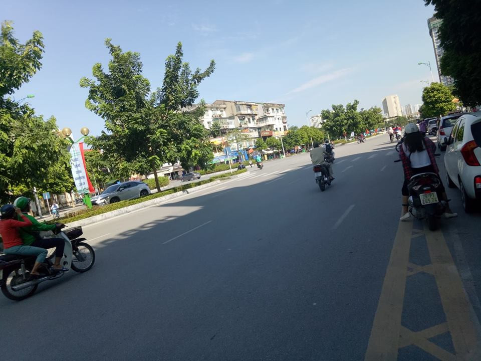 Đường Nguyễn Văn Huyên kéo dài nối giữa đường Cầu Giấy và đường Nguyễn Khánh Toàn, kéo thẳng ra Hoàng Quốc Việt, có chiều dài hơn 500m nhưng tổng số tiền đầu tư lên tới gần 1.000 tỉ đồng, được mệnh danh là đoạn đường đắt nhất hành tinh. Chính vì vậy, giá đất sốt lên nhanh chóng.