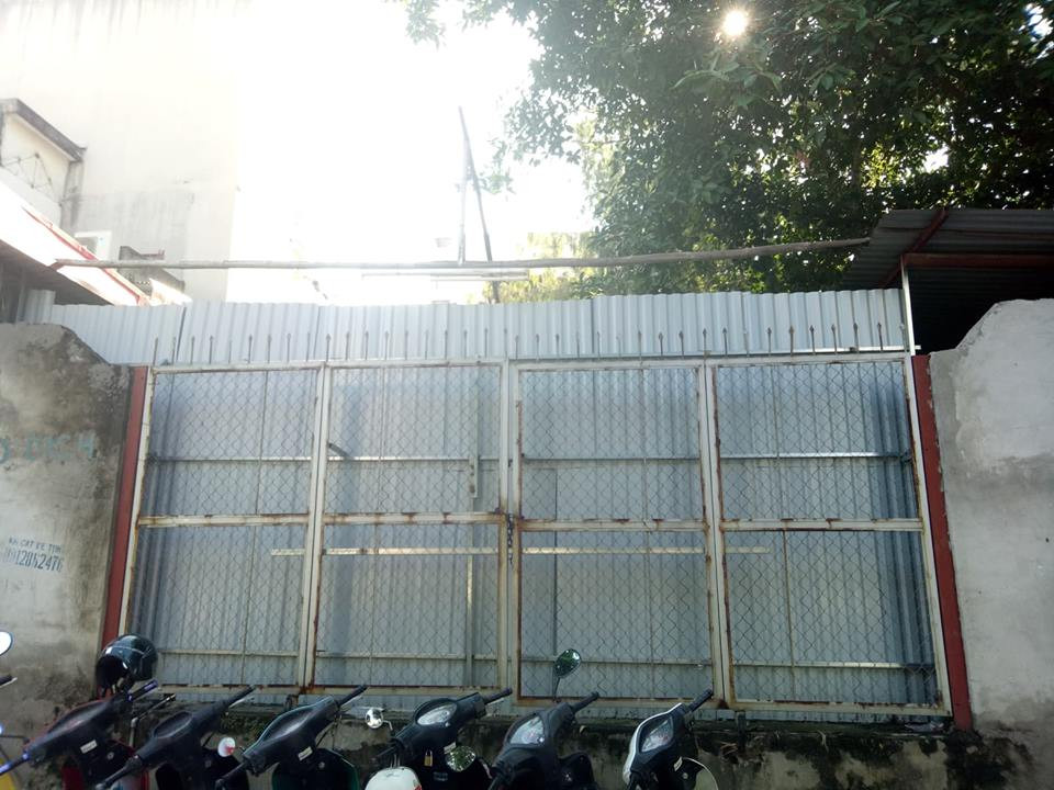 Tuy nhiên, khi khảo sát khu vực này, PV Kiến thức ghi nhận tấm biển rao bán đã bị tháo dỡ. Những người xung quanh cho biết, tấm biển chỉ được treo trong vòng vài ngày.