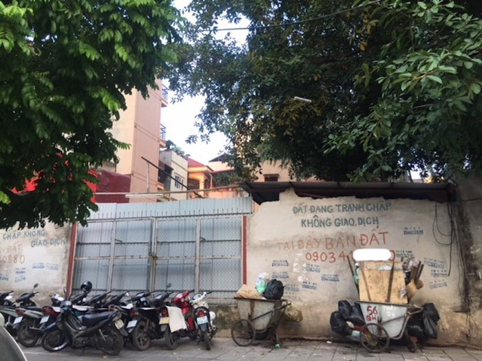 Một người hàng xóm cho hay, toàn bộ mảnh đất của gia đình chủ nhân rộng tới hơn 300 m2 với 3 mặt giáp đường.