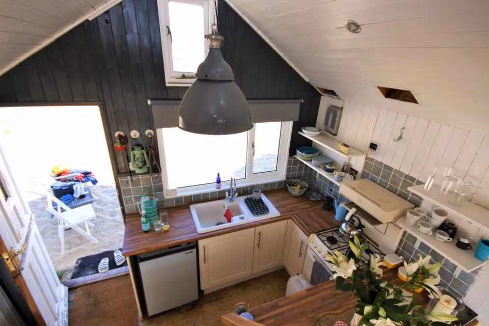 Căn nhà có diện tích chưa đầy 15m2 với một phòng khách - cũng là phòng ngủ cho hai người.