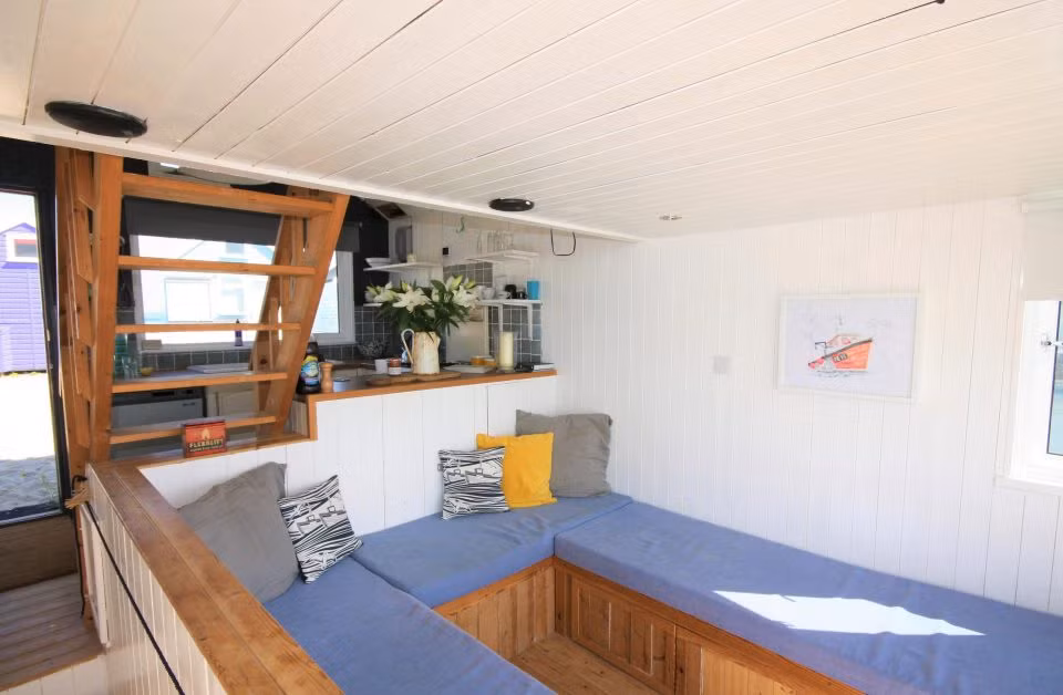 Chủ của ngôi nhà này chỉ được phép ngủ lại tại đây trong khoảng từ tháng 3 đến tháng 10.