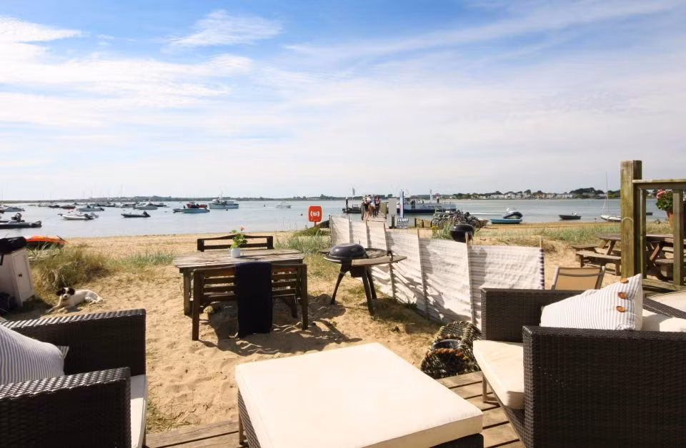 Ngôi nhà nhìn ra cảng Christchurch nên chủ nhà có thể ngắm cảnh hoàng hôn tuyệt đẹp mỗi ngày.