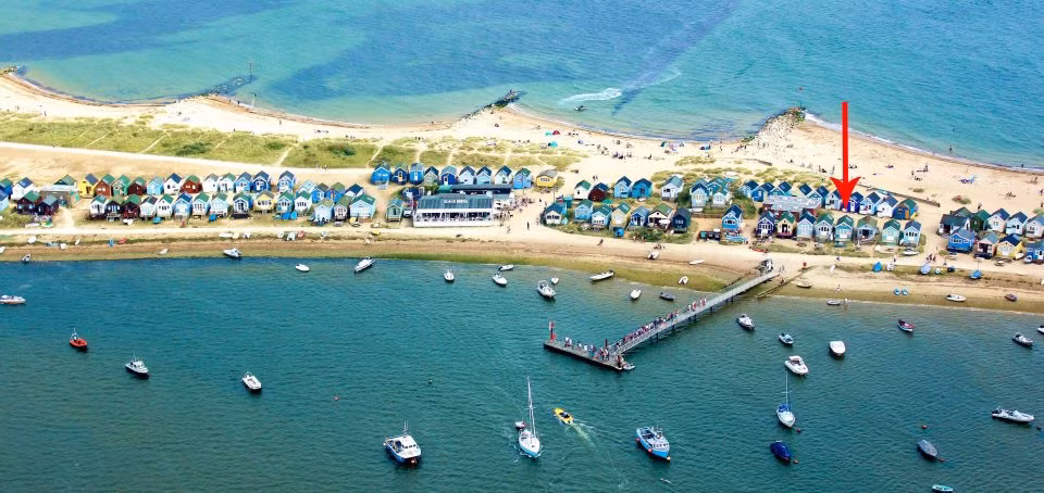 Dù không có điện nước hay nhà vệ sinh nhưng may mắn là ngôi nhà nằm gần bến phà và các thiết bị công cộng. Ảnh: Thesun.