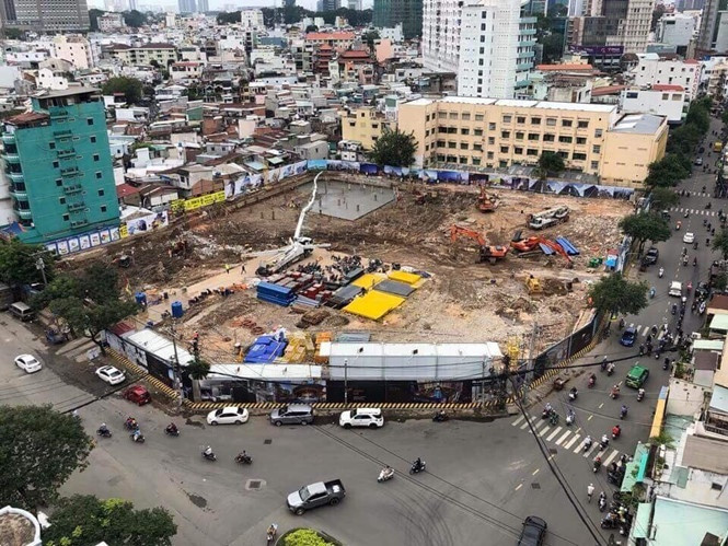 "Tuy rõ ràng những dự án cao cấp sẽ hướng vào khách hàng có đời sống khá giả, song không phải đại gia nào cũng sẵn sàng "xuống tiền" chi cho mức giá quá đắt. Ngoài ra, xu hướng hiện nay có thể thấy phân khúc căn hộ cao cấp đang chững lại khi lượng cầu không quá nhiều. Đấy là chưa kể ngày càng có nhiều dự án cao cấp song cũng không quá đắt đỏ để khách hàng lựa chọn. Bởi vậy, nếu không có chiến lược hợp lý thì tôi cho là những dự án siêu sang không dễ hút khách", anh Tuấn ở Hà Nội, một người am hiểu về thị trường bất động sản nêu quan điểm. Ảnh minh họa: VietnamBiz.