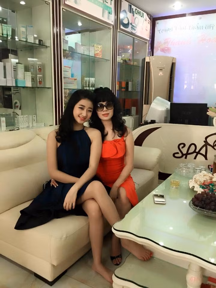 Tầng 1 là nơi trò chuyện và tiếp khách. Gam màu chủ đạo của thẩm mỹ viện là đen trắng, bài trí đơn giản và hợp lý. Thêm kệ tủ để mỹ phẩm và thuốc thang trị liệu cho thẩm mỹ viện.