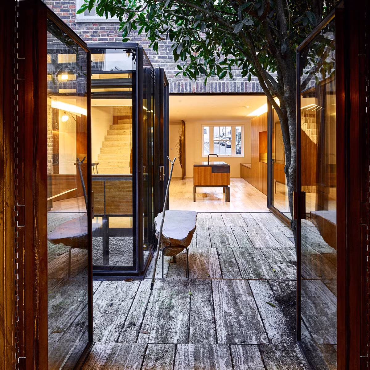 Chủ nhân của ngôi nhà này đã khéo léo kết hợp giếng trời với việc sử dụng cửa kính lớn, giúp xóa tan ranh giới giữa không gian bên trong và bên ngoài ngôi nhà.