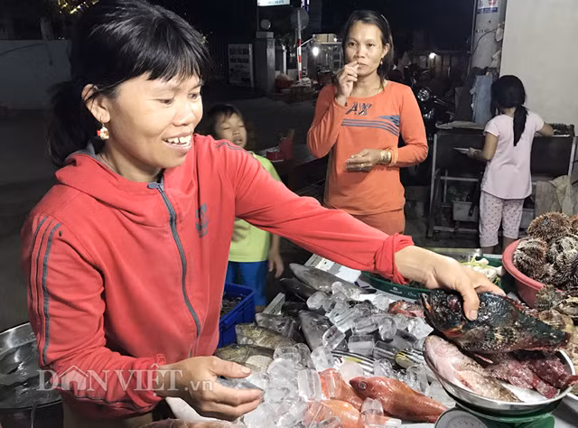 Một điểm bán cá mặt quỷ tại chợ đêm Lý Sơn.