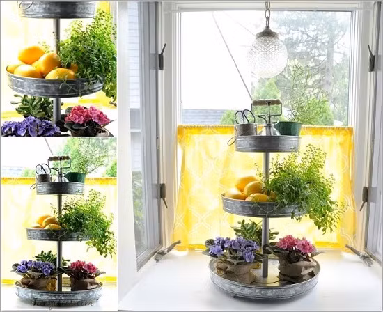 Dùng kệ tầng. Chiếc kệ thừa thãi sẽ trở nên hữu ích trong trường hợp này. Bạn cũng có thể tận dụng luôn kệ để đặt những vật thừa thãi khác nữa.