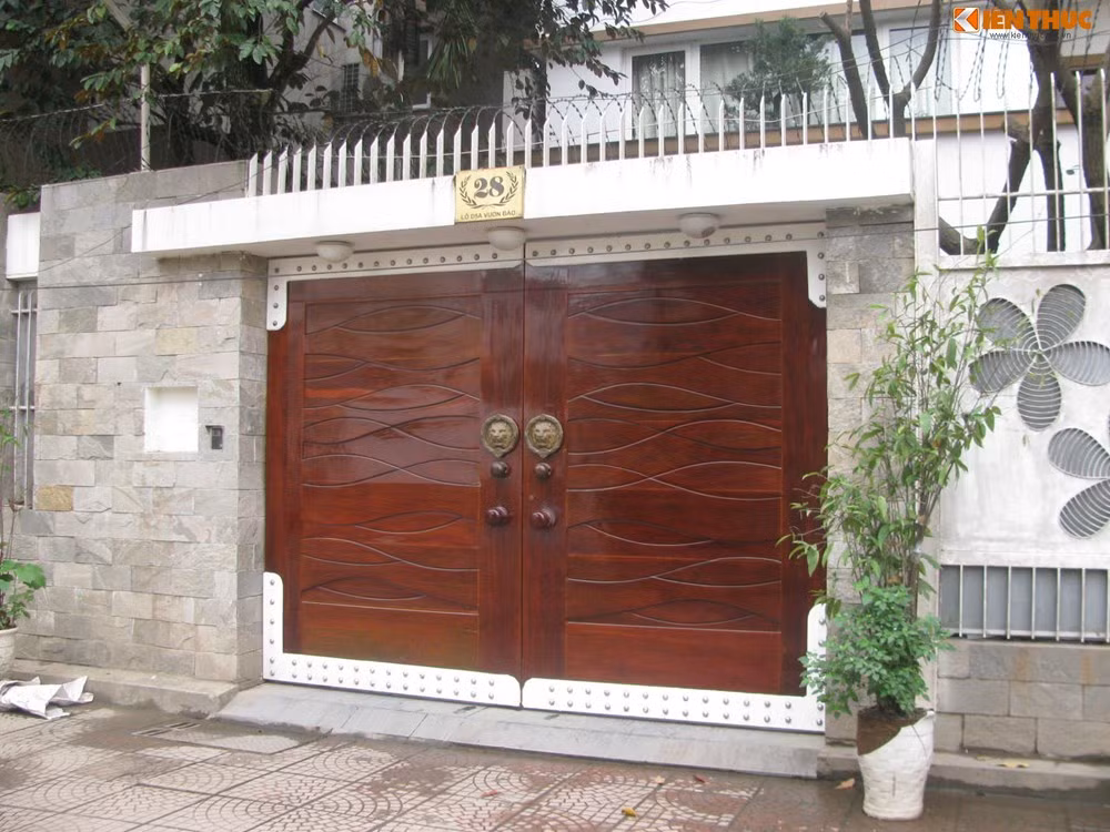 Với những ngôi nhà có mặt tiền rộng rãi thế này thì mẫu cổng nhà bằng gỗ là lựa chọn lý tưởng khiến ngôi nhà thêm sang trọng, bề thế. Ảnh: Kiến Thức.