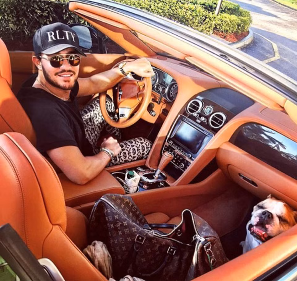 Doanh nhân bất động sản Emir Bahadir. Được mệnh danh là ông hoàng Thổ Nhĩ Kỳ, chàng trai này có cuộc sống xa hoa khiến nhiều người mơ ước như một hoàng thân thực sự.