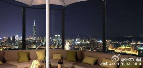 Căn hộ được phủ tông chủ đạo là xám trắng. Sàn đá lát cẩm thạch và toàn bộ nội thất đều thuộc thương hiệu sang trọng Lorenzo Tondelli của Ý. 