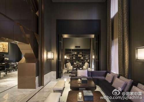 Ca sỹ “Hương Lúa” tiết lộ, anh thích không khí ở khu căn hộ mới, vì thế mà đã yêu cầu đặt một chiếc sofa ngoài ban công để có thể ngắm cảnh thành phố về đêm.