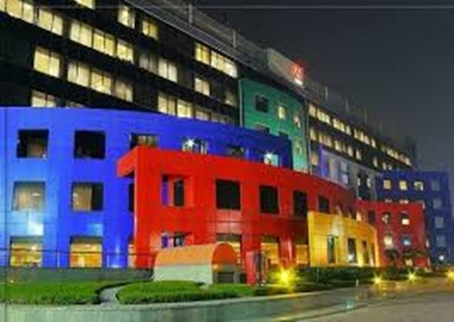 Thiết kế của tòa nhà hợp với màu sắc thương hiệu Adobe trông rất hiện đại và dễ tiếp cận. Sáng tạo mặt tiền cấu trúc trừu tượng làm cho không khí làm việc bên trong trở nên sôi động hơn.