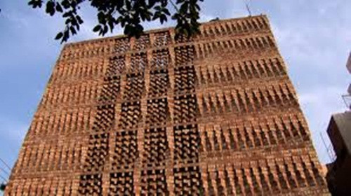 Trung tâm Tài liệu Nhân quyền Nam Á, New Delhi. Là tổ chức phi chính phủ về điều tra, tài liệu và phổ biến về thông tin con người. Toà nhà ấn tượng bởi kiến trúc xây dựng với lớp tường tưởng chừng lộn xộn cuộn sóng. Với chủ đích, bề mặt gạch nhấp nhô sẽ đón ánh nắng mặt trời miễn phí cả ngày