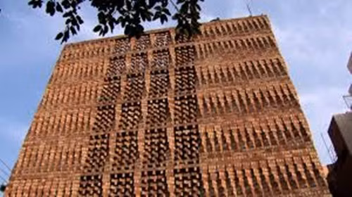 Trung tâm Tài liệu Nhân quyền Nam Á, New Delhi. Là tổ chức phi chính phủ về điều tra, tài liệu và phổ biến về thông tin con người. Toà nhà ấn tượng bởi kiến trúc xây dựng với lớp tường tưởng chừng lộn xộn cuộn sóng. Với chủ đích, bề mặt gạch nhấp nhô sẽ đón ánh nắng mặt trời miễn phí cả ngày