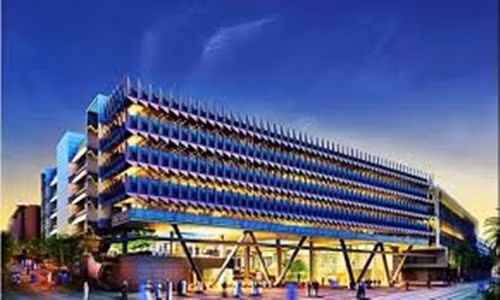 Những bức tường nhấp nhô cách nhiệt để giảm carbon và tăng sức đề kháng đối với các hóa chất mạnh như clo trong môi trường. Vật liệu này cũng giảm 35% năng lượng so với tường phẳng truyền thống. Với những ưu điểm đó, tòa nhà này đã đoạt rất nhiều giải thưởng về kiến trúc.