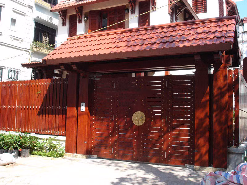 Mặc dù vậy, chi phí của một chiếc cổng gỗ tự nhiên thường rất cao. Ảnh: Skyhome.
