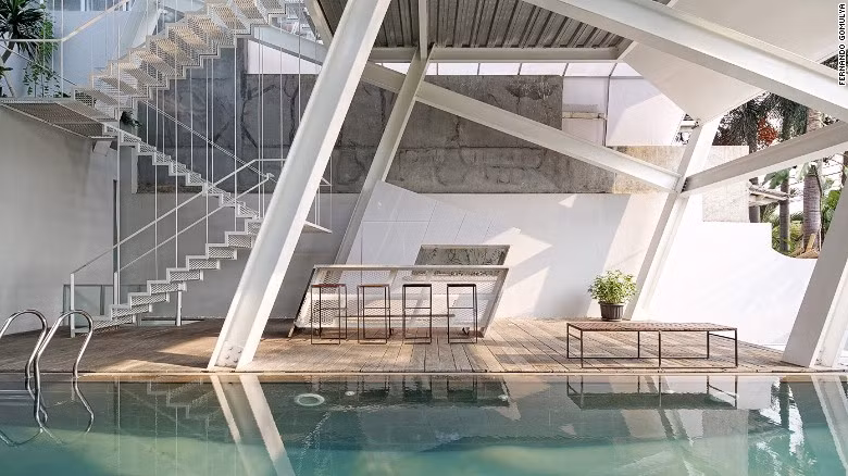 Nhà không rộng và không có khuôn viên để làm hồ bơi, vì thế mà hồ bơi được xây dựng cải tiến, chạy dọc bên cạnh ngôi nhà. Nó vừa tạo cảnh quan sinh thái lại tiết kiệm được diện tích.