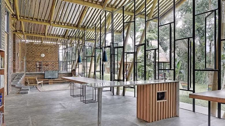 Cấu trúc thiên nhiên thể hiện rất rõ khi bước vào trong nhà. Khắp ngóc ngách, chỗ nào có ánh sáng cũng được trồng cây xanh. Tòa nhà cũng sử dụng vật liệu từ địa phương như gạch, tre và đá.