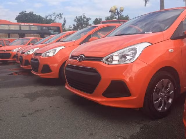 Theo thường lệ thì nhiều nhà xe, hãng taxi tăng giá vé trong những ngày này mà khách vẫn “vui vẻ” chấp nhận bởi nhu cầu về quê, đi chơi trong 3 ngày nghỉ quý giá. Ảnh: ndh.