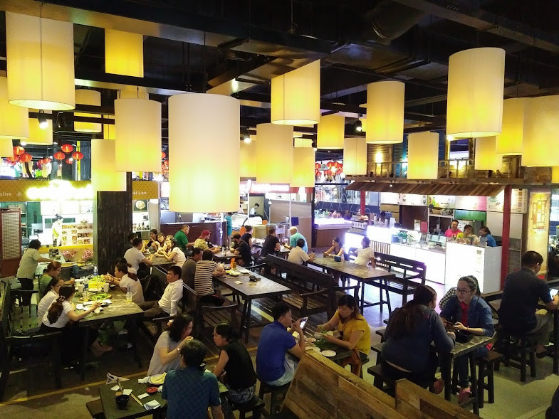 Kinh doanh ẩm thực: Ăn uống tụ tập tại các nhà hàng, tiệm ăn ngon là một trong những lựa chọn của nhiều người để gắn kết tình cảm bạn bè, gia đình. Ảnh: Thanh niên.