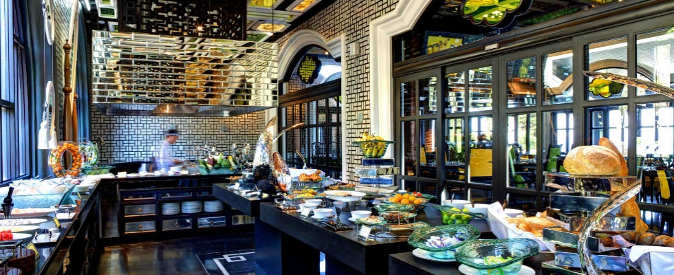 Dù rất cố gắng bố trí không gian rộng, thoáng cho khách nhưng nhiều nhà hàng sẽ không tránh khỏi tình trạng chật chội do lượng khách quá đông, nguồn thu của các nhà hàng, quán ăn từ đó mà tăng đáng kể so với ngày thường. Ảnh Internet.