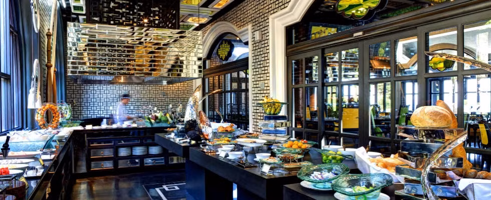 Dù rất cố gắng bố trí không gian rộng, thoáng cho khách nhưng nhiều nhà hàng sẽ không tránh khỏi tình trạng chật chội do lượng khách quá đông, nguồn thu của các nhà hàng, quán ăn từ đó mà tăng đáng kể so với ngày thường. Ảnh Internet.