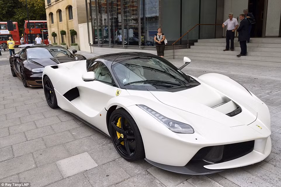 Một chiếc Ferrari màu trắng tuyệt đẹp của thái tử Qatar đã làm lóa mắt người qua đường trong một ngày đầy nắng ở London.