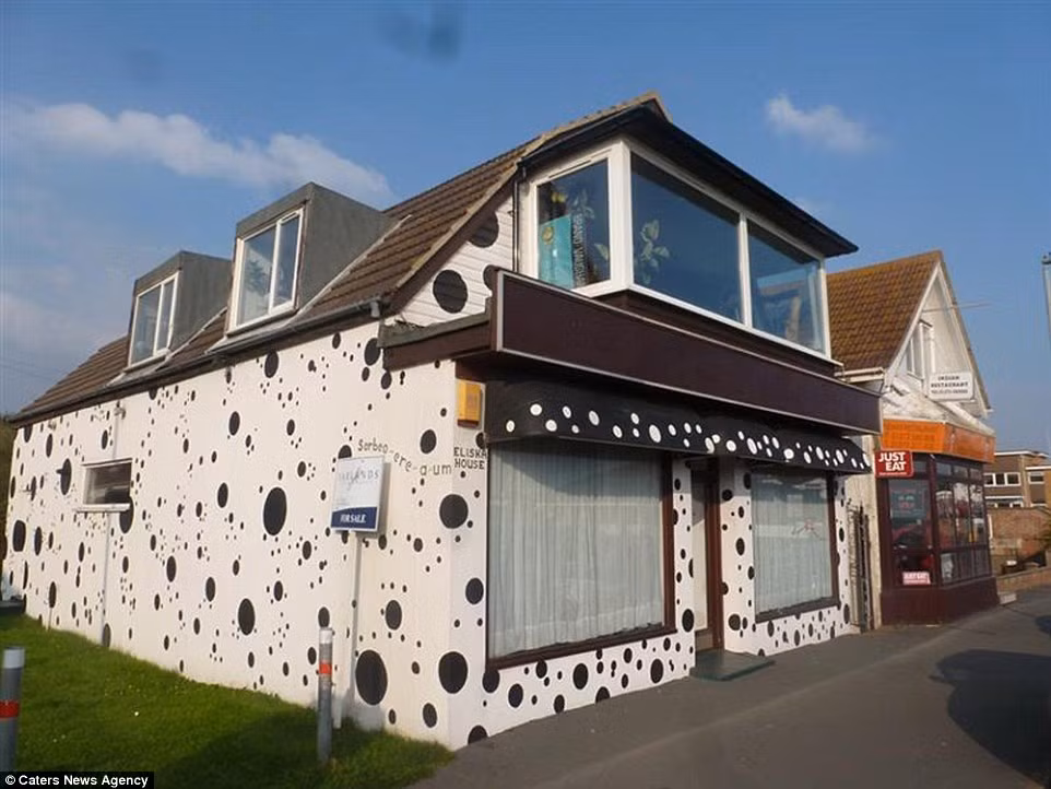 Ngôi nhà đặc biệt đốm trắng và đen kỳ lạ nằm ở giữa vùng ngoại ô Brighton, hướng ra eo biển xinh đẹp của nước Anh.