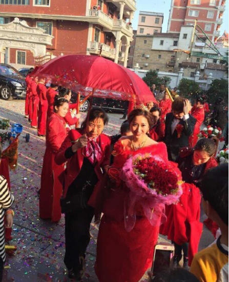 Chuyện cô dâu với số tiền hồi môn lên tới 3,88 triệu Nhân dân tệ (tương đương 594.601 USD) tại tỉnh Phúc Kiến của Trung Quốc chưa hết “nóng” thì mới đây một cô dâu khác lại tiếp tục “phá kỷ lục” trên.