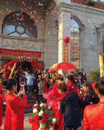 Ấn tượng hơn, tổng số của hồi môn bố mẹ đẻ cô cho là 100 triệu Nhân dân tệ (tương đương hơn 15 triệu USD).