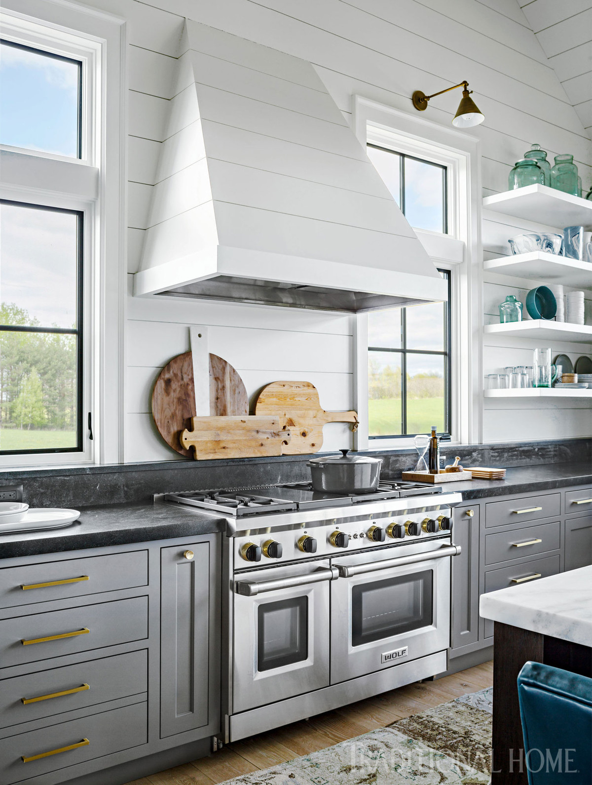 Nhìn vào nội thất căn bếp của ngôi nhà, chúng ta có thể dễ dàng nhận thấy chúng được trang trí theo phong cách farmhouse (trang trại) rất đậm nét.