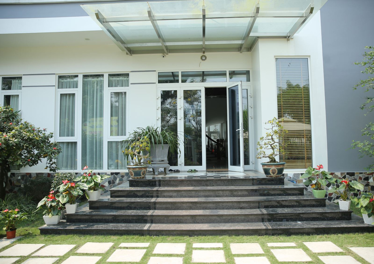 Ngoài đá tự nhiên, bậc tam cấp sử dụng đá granite cũng rất được ưa chuộng. Ảnh: daikimstone.