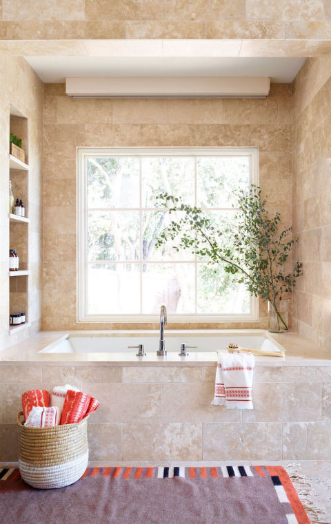 Thêm cây trong phòng. Bằng cách đặt một bình hoa hoặc cây xanh vào góc tối, không gian đó sẽ tự khắc bừng sáng.