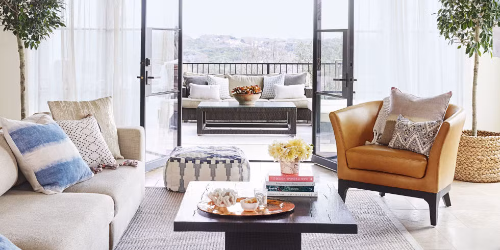 Tất cả đồ đạc, kiến trúc thiết kể có thể tác động trực tiếp đến không gian sống. Nếu bạn có một căn phòng tối, không thiếu cách trang trí nội thất và thiết kế làm cho nó trông sáng sủa hơn.