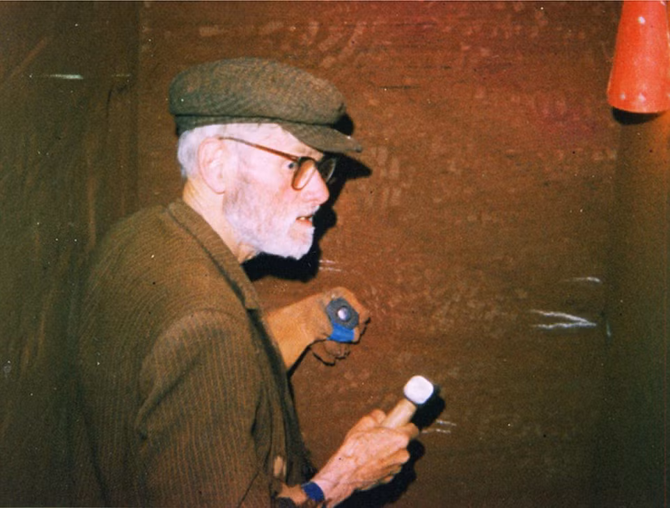 Sau khi chuyển đến ngôi nhà vào năm 1980, ông Dracup đã đục đẽo hang động sau nhà để cơi nới thêm không gian sống. Ông nới rộng phần hang thành nhà ở gấp 3 lần nhà cũ với 24 cột chống đỡ.