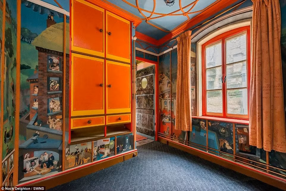 Là một nghệ sỹ lập dị, ông Dracup đã thiết kế từng phòng rất độc đáo. Phòng khách có những bức phù điêu tạc đá, phòng ngủ lại được trang trí bằng những bức họa khổng lồ trên tường.