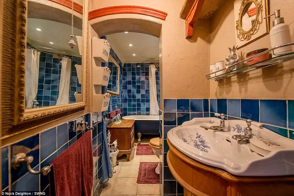 Nó không chỉ là một ngôi nhà có 2 phòng ngủ mà còn có phòng khách, phòng bếp ấn tượng với mái vòm và sâu hun hút và một hang động bí mật phía sau.