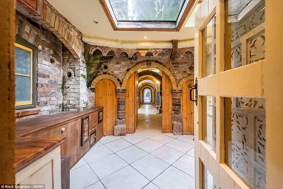 Không hề tốn tiền mua vật liệu xây dựng, nghệ sỹ đã dùng chính cát và đá từ việc khai quật hang động để xây nhà.