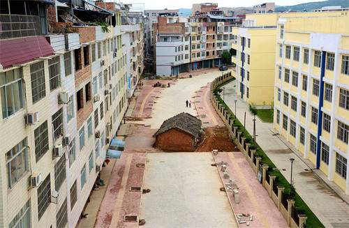 Ngôi nhà cấp bốn tồi tàn nằm giữa đường trong khu đô thị khang trang ở Nam Ninh.