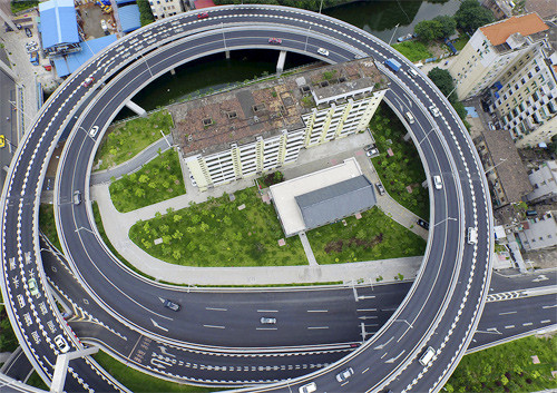 Tòa nhà chung cư này đáng lẽ đã bị dời đi nhường chỗ cho công viên vi chơi. Tuy nhiên, vì dân không chịu chuyển đi mà chính quyền vẫn phải để nó nằm giữa khu đường cao tốc ngoằn ngoèo.