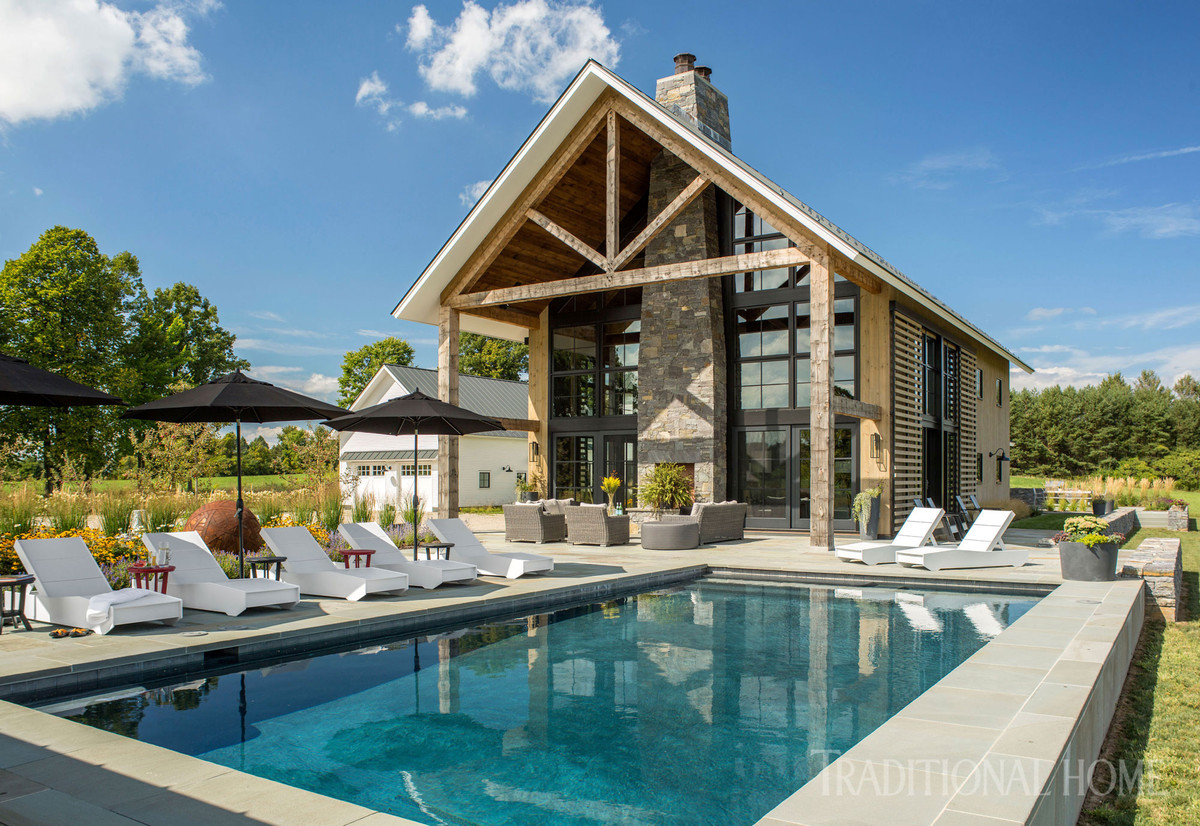 Bể bơi ngoài trời hiện đại, đẹp long lanh không thua kém gì các khách sạn.