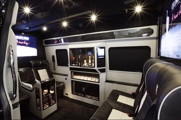 Chiếc xe này nhìn bên ngoài trông bình thường như bao dòng xe khác nhưng thực chất đây là ngôi nhà di động rất sang chảnh với sức chứa từ 6 - 8 người. Ảnh: Imgur. 