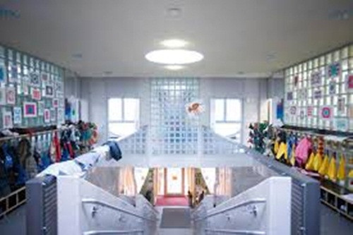 Ngôi trường mẫu giáo mèo đặc biệt hoàn thành vào tháng 2/2002 sau gần 1 năm xây dựng. Các phòng học chính nằm ở đầu chú mèo trong khi phòng ăn và phòng chơi trong bụng chú. Khu vui chơi ngoài trời ở phía sau lưng con mèo.