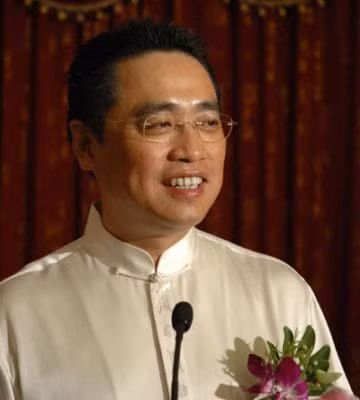 Bên cạnh công việc chính ở tập đoàn HNA, Wang Jian còn giảng dạy bán thời gian tại trường cũ nơi ông theo học - Đại học Hàng không dân dụng Trung Quốc. Ảnh: Mingtiandi.