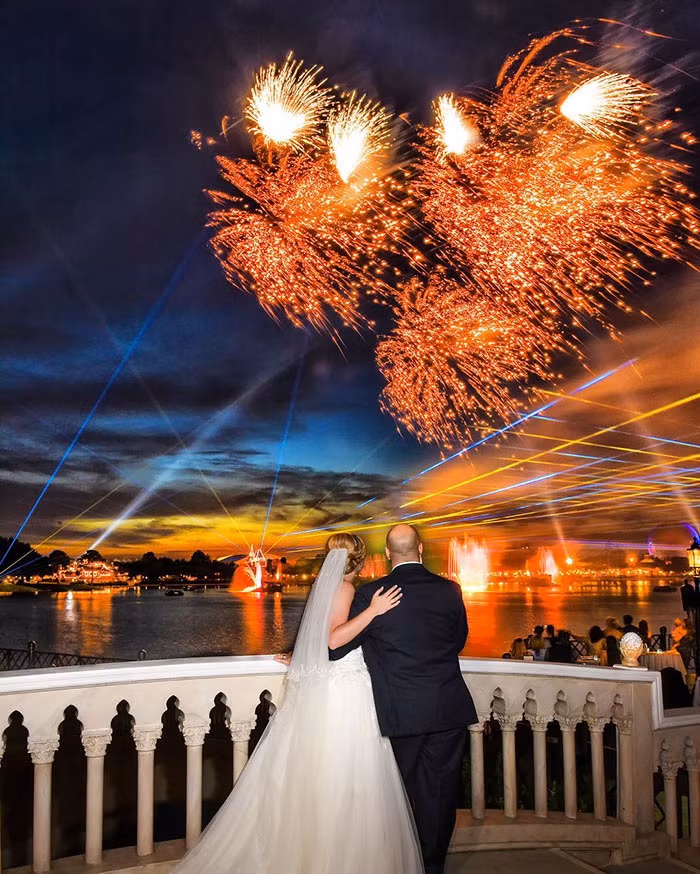 Ngoài việc trang trí trang hoàng rực rỡ thì cô dâu chú rể còn được chiêm ngưỡng màn pháo hoa rực rỡ vào ban đêm của tụ điểm vui chơi này.