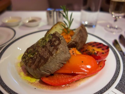 Lựa chọn dựa trên đặc sản của từng vùng, như một bữa ăn truyền thống Nhật Bản khi bay đến nơi này hoặc đặc sản khó tìm nhất vẫn được đáp ứng. Với chiêu thức này, hành khách luôn có ấn tượng tuyệt vời không quên về hãng hàng không Singapore Airlines.