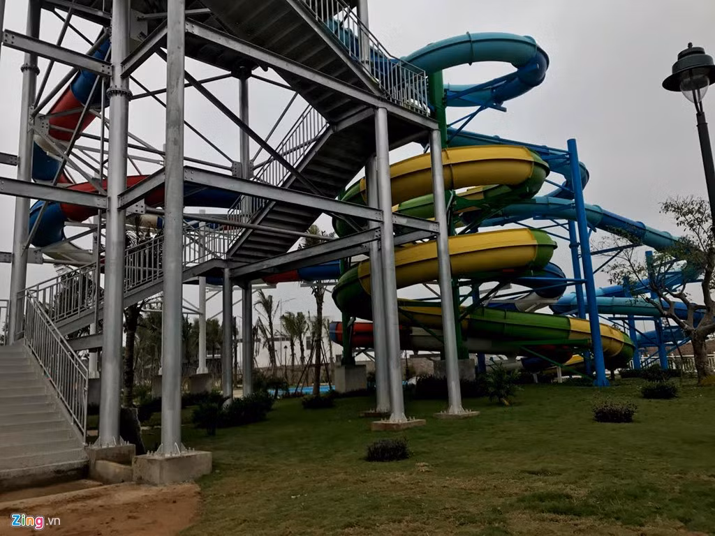 Trên thực tế, dự án này của công ty thành viên Tập đoàn Tuần Châu, nơi "chúa đảo" Đào Hồng Tuyển làm chủ, đã nhiều lần trễ hẹn. Trước đó, tháng 2/2016, trong hội nghị báo cáo tiến độ thực hiện dự án, ông Nguyễn Công Sơn, Tổng giám đốc Công ty cổ phần Tuần Châu Hà Nội cho biết tại thời điểm đó, công ty đang tập trung nhân lực, vật lực, phương tiện cơ giới thi công liên tục 3 ca. Dự kiến, các hạng mục vui chơi giải trí sẽ được khai trương trong tháng 6/2016.